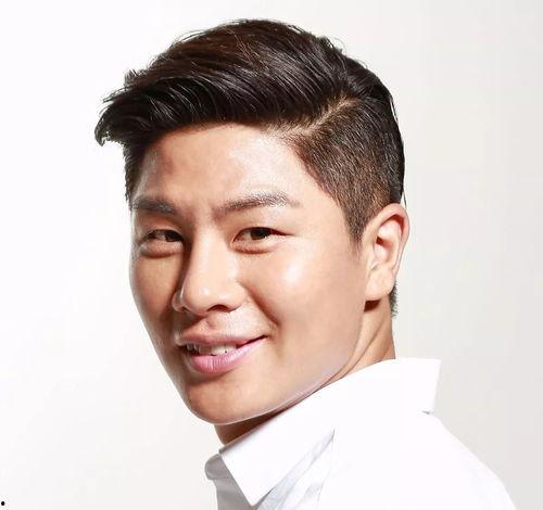 三角形脸的男明星,揭秘那些棱角分明的帅气面孔