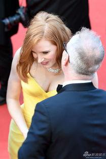 明星弯腰露胸,明星弯腰瞬间，性感魅力一览无余